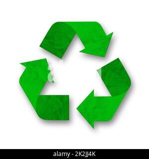 Recycling-Symbol – drei gefaltete grüne Pfeile für Recycling-Papier, die ein Dreieck bilden, isoliert auf weißem Hintergrund Stockfoto