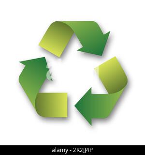 Recycling-Symbol - drei gefaltete grüne Pfeile, die ein Dreieck bilden, isoliert auf weißem Hintergrund Stockfoto