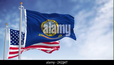 Die Flagge des Staates Idaho winkt zusammen mit der Nationalflagge der Vereinigten Staaten von Amerika Stockfoto