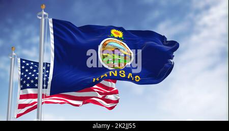 Die Kansas-Staatsflagge winkt zusammen mit der Nationalflagge der Vereinigten Staaten von Amerika Stockfoto