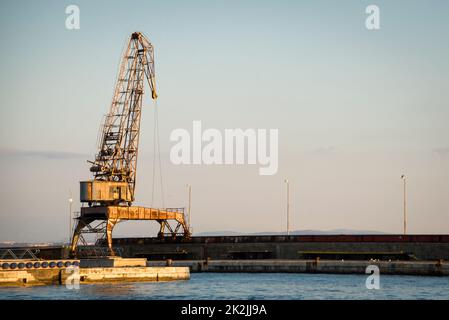 Kraniche im Hafen des Schiffes als Silhouetten, in Rijeka in Kroatien Stockfoto