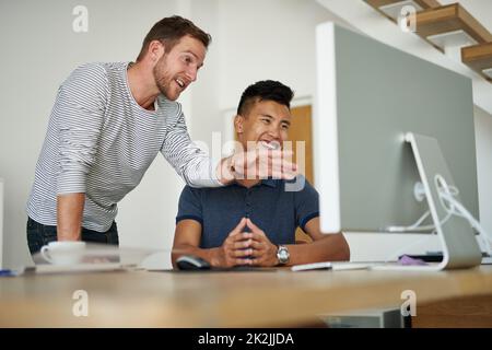 Sich etwas Neues einfallen lassen. Eine kurze Aufnahme von zwei Designern, die in einem Büro an einem Projekt arbeiten. Stockfoto