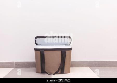 Leerer Haustierträger mit Reißverschluss am Boden Stockfoto