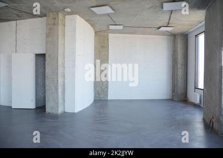 Zimmer im Inneren im Bau und Haus umgestaltet. Hauswand mit Loft-Design-Interieur. Stockfoto