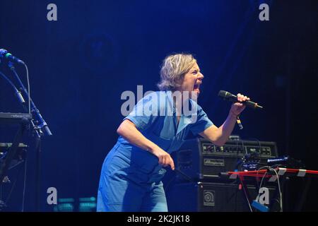 MERRILL GARBUS, TUNE-YARDS: Merrill Garbus von Tune-Yards auf der Mountain Stage beim Green man Festival 2022 in Wales. Foto: Rob Watkins Stockfoto