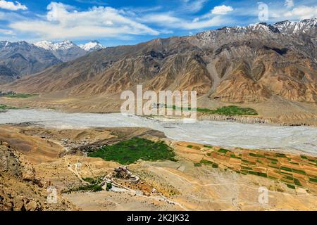 Luftaufnahme von Spiti Valley und die Gompa im Himalaya Stockfoto