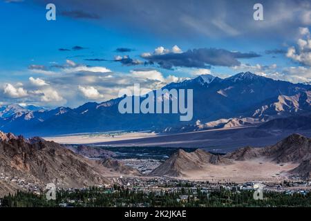 Luftaufnahme der Stadt Leh in Ladakh Stockfoto