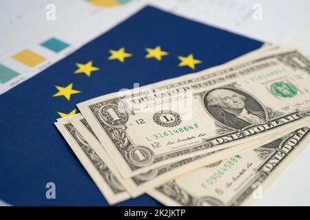 US-Dollar-Banknoten Geld auf EU-Flagge in europa , Geschäfts-und Finanzkonzept. Stockfoto