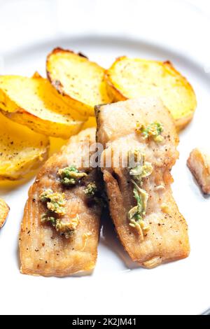 Lachsfilet mit Knoblauchpesto und gebratenen Kartoffeln Stockfoto