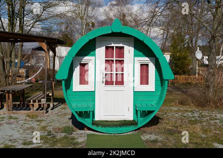 Holzschlaffass für die Nacht auf einem Campingplatz in Deutschland Stockfoto