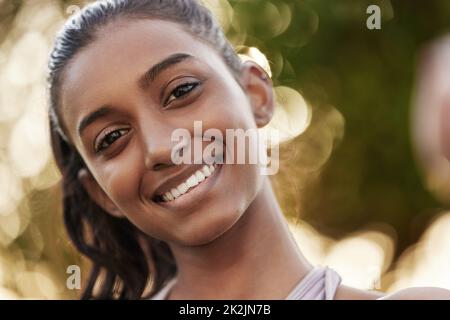 Fitness lässt Sie anders glänzen. Porträt einer sportlichen jungen Frau, die beim Sport im Freien Selfies macht. Stockfoto