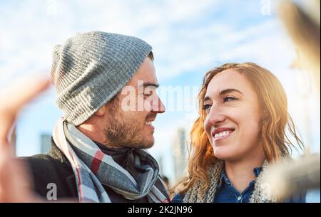 Wir machen das perfekte Bild. Aufnahme eines liebevollen jungen Paares, das seinen Urlaub im Ausland genießt. Stockfoto