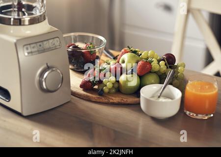 Füttere deinen Körper mit etwas Obst. Aufnahme eines gesunden Frühstücks auf einem Tisch in der Küche. Stockfoto