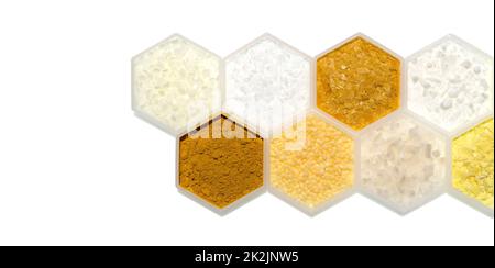 Chemischer Inhaltsstoff in hexagonalem molekularförmigem Behälter. Polyethylen, Mikrokristallines Wachs, Carnaubawachs, Cetyl Esters Wax, Curcuma Powder, Candelilla Wax, Flake Salz und Natriumsulfid Flocken Stockfoto