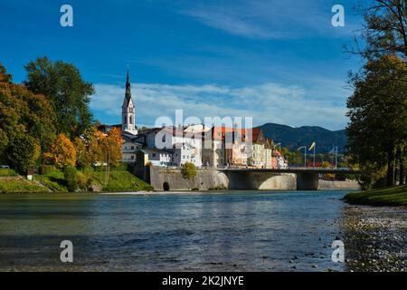 Bad Tolz - malerische Kurstadt in Bayern, Deutschland im Herbst und Isar Stockfoto