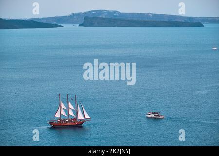 Schoner Schiff Schiff Boot in der Ägäis in der Nähe der Insel Santorini mit Touristen zum Sonnenuntergang Aussichtspunkt Stockfoto