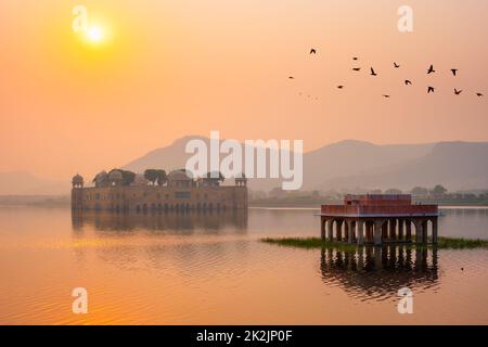 Ruhiger Morgen im Jal Mahal Water Palace bei Sonnenaufgang in Jaipur. Rajasthan, Indien Stockfoto