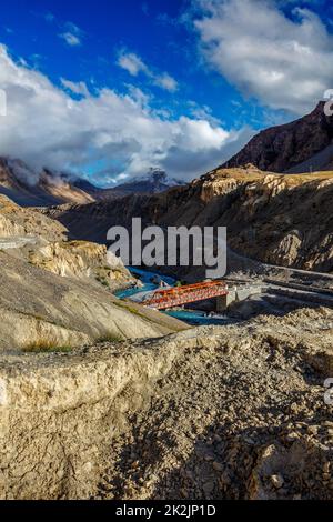 Brücke über den Fluss Spiti. Spiti Valley, Himachal Pradesh, Indien Stockfoto