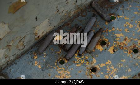 Leeres Gehäuse aus Gewehrkugelschalen auf einem überströmenden gepanzerten BTR-Personalträger. Stockfoto