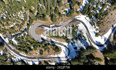 Luftbild mit Drohne von der Hahntennjoch-Straße im Winter in Tirol Osterreich Stockfoto