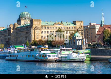 Kreuzfahrt-Boote auf der Moldau. Prag, Tschechische Republik Stockfoto
