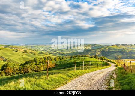Schmutz der Straße ins Tal in einer ländlichen Italienische Landschaft Stockfoto