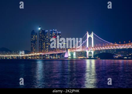 Gwangan Brücke und Wolkenkratzer in der Nacht. Busan, Südkorea Stockfoto