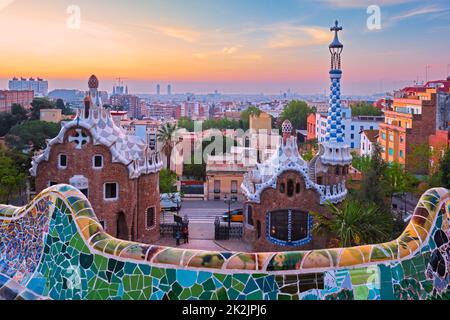 Blick auf die Stadt Barcelona vom Parc Güell. Blick auf das farbenfrohe Mosaikgebäude im Park Güell bei Sonnenaufgang Stockfoto