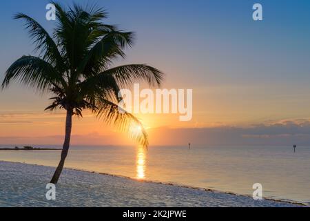 Sonnenuntergang am Strand Stockfoto