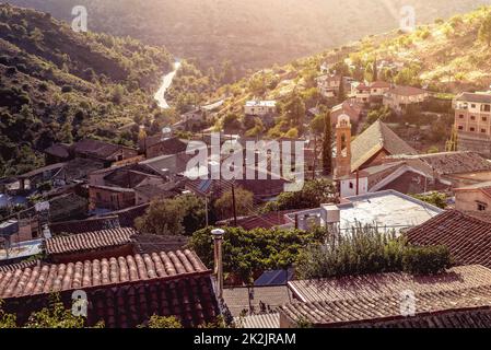 Gourri, traditionelles Bergdorf am frühen Morgen. Bezirk Nikosia, Zypern Stockfoto