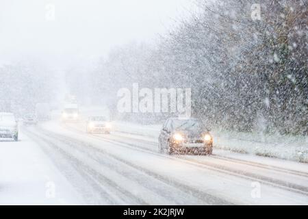 Autos fahren im schweren Schneesturm fallen im Winter, weiß aus, Schneesturm Bedingungen, hastings, East sussex, vereinigtes Königreich Stockfoto