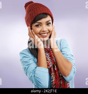 Bringen Sie es im Winter. Beschnittenes Porträt einer jungen Frau, die in Winterkleidung posiert. Stockfoto