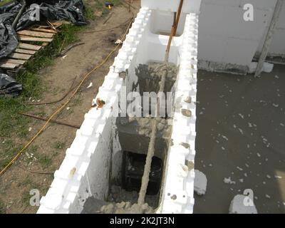 Dämmbeton formen ICF mit Stahlbeton Hauswänden. Dämmbeton formen ICF, der die Baustelle stack gemacht Stockfoto