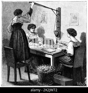 Frauen, die Dynamit-Patronen verpacken, 1888. Sprengstofffabrik in Val Bormida, in der Nähe von Cengio, Nordwestitalien. Nitroglycerin wurde mit Kieselghur (einer Kieselerde) gemischt, um Dynamit zu produzieren. 1867 von Alfred Nobel (1833-1896) patentiert. Dynamit ist ein stabiler hochexplosiver Sprengstoff als Schießpulver und Nitroclycernin und gewann schnell an Popularität für Sprengungen im Bergbau, Tunnelbau und Steinbrüchen. Eine Sprengkappe wurde verwendet, um den Dynamite zu aktivieren. Von 'La Nature', Paris, 1888. Gravur. . Stockfoto