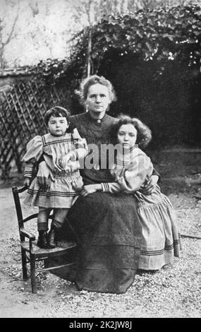 Marie Curie (1867-1934) Polen geborenen französischen Physik mit ihren Töchtern Eva und Irene im Jahr 1908. Stockfoto