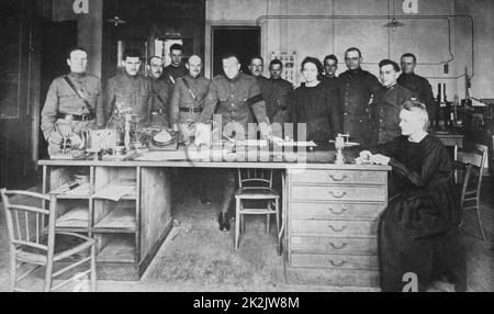 Marie Curie (1867-1934) in Polen geborenen französischen Physiker, und ihre Tochter Irene, mit Schülern aus der American Expeditionary Corps am Institut für Radium, Paris, 1919. Stockfoto