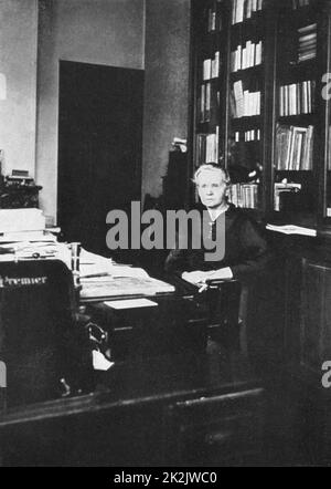 Marie CURIE (1867-1934) 1925 in Polen geborene französische Physikerin in ihrem Büro am Radium Institute, Paris, von dem sie ab 1918-1934 Forschungsdirektorin war Stockfoto