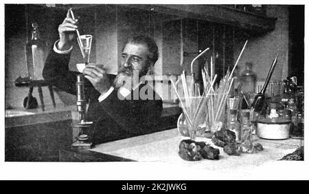 Henri Moissan (1852-1907) französischer Chemiker. Moissan gewinnt Diamanten zurück, nachdem er das Eisen, das sie umgibt, nach der letzten Phase seiner Herstellung von künstlichen Diamanten in den Edison-Werkstätten in Paris aufgelöst hat. Aus dem „Pearson's Magazine“, London, 1900 Stockfoto