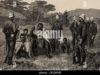 Cetawayo oder Cetewayo (d1884), König von Zululand, Südafrika 1873-1883. Während des Anglo-Zulu-Krieges von 1879 wurde Cetawayo in Ulundi besiegt und gefangen genommen. Hier wird er unter Bewachung im Lager der britischen Armee auf der Schwarzen Umvolosi gezeigt. Illustration von Frank Dadd (1851-1929) englischer Künstler und Illustrator. Aus „The Illustrated London News“ (London, 18. August 1879). Gravur. Stockfoto