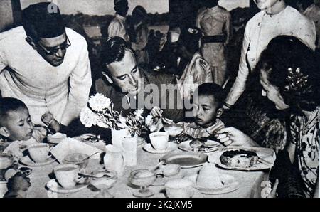 Foto des Louis Mountbatten, 1. Earl Mountbatten von Birma (1900-1979), die die Kinder von Aung San, einem burmesischen Patriot. Vom 20. Jahrhundert Stockfoto