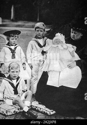 Foto von Königin Victoria (1819-1901) mit einigen ihrer Enkelkinder einschließlich; Prinz Albert (später König George VI), Prinzessin Victoria, Prinz Edward (später König Edward VIII.) und Prinz Henry. Vom 20. Jahrhundert Stockfoto