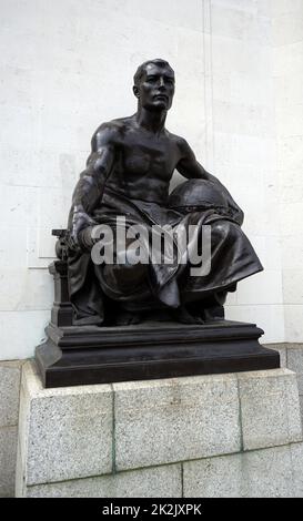 Statue von Albert Toft, 1924, außerhalb der Halle der Erinnerung, Birmingham, England. Das Leben in der Welt krieg ich sie, die Armee zu gedenken. Stockfoto