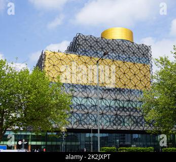 Post-modern, High Tech, Bibliothek von Birmingham in Birmingham, England. vom Architekten entworfen, Francine Houben in 2013. Es befindet sich auf der westlichen Seite der Stadt, am Centenary Square gelegen, neben dem Birmingham Rep (mit denen er verbunden ist, und an die es einige Einrichtungen) und Baskerville Haus. Bei der Eröffnung am 3. September 2013 Stockfoto