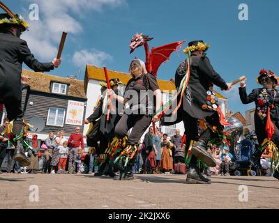 Walisische Morris-Tänzer auf Winkle Island in Rock A Nore beim Jack in the Green Festival 2022. Mai - Hastings East Sussex England Stockfoto