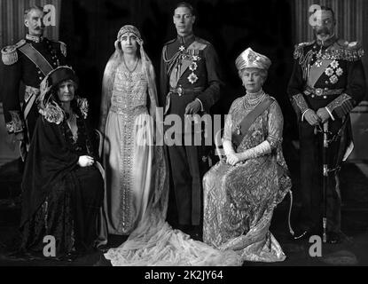 Hochzeit Portrait des Herzogs und der Herzogin von York mit ihren Eltern, der Graf und die Gräfin von Strathmore sowie Queen Mary und König George V. von England. (Der Herzog und die Herzogin waren König George VI. von England und Queen Elizabeth) das Fotografieren im April 1923 berücksichtigt zu werden. Stockfoto