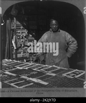 Ein chinesischer Buchhändler der wohlhabenden Stadt Hangchow, China Veröffentlicht: c1908 Fotodruck auf Stereokarte oder Stereograph. Stockfoto