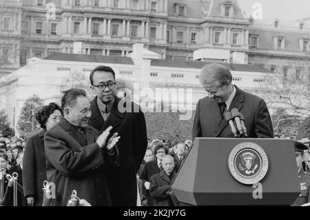 Chinesischen Vizepremier Deng Xiaoping applaudiert, als US-Präsident Jimmy Carter hinter einem Podium im Weißen Haus, Washington, D.C., Januar 1979 steht. Stockfoto