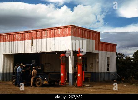 American Store, Bar, "juke", und gas Station in einer Baumwollplantage, Melrose, Louisiana, USA 1940. Foto zeigt Zeichen auf dem linken Gebäude:: Frenchies Biergarten; oben Veranda:: Frenchies Bar. Stockfoto