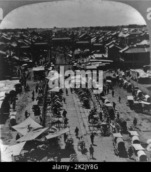 Die Hauptstraße in der chinesischen Stadt von Beijing (Peking), China 1902. Fotodruck auf Stereo-Karte oder stereograph Stockfoto