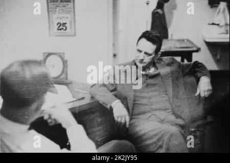 Frederick Duquesne im Büro von Harry Sawyer, 25. Juni 1941 eines von fünf Fotos des Spions Fritz Duquesne, sitzend, im Gespräch mit Harry Sawyer, FBI-Interviewer. Stockfoto